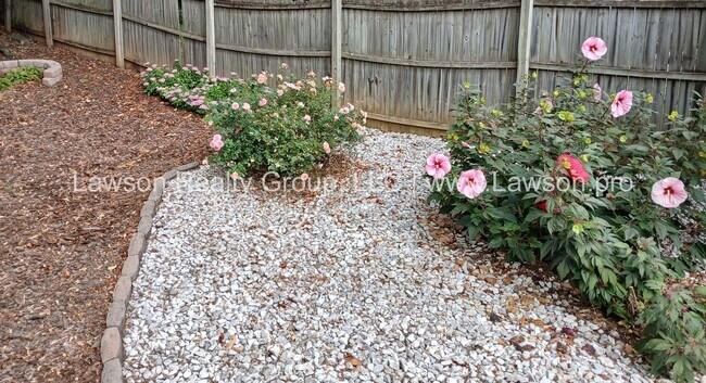 Foto del edificio - One Level Living- Beautifully Landscaped Yard and Attached Carport