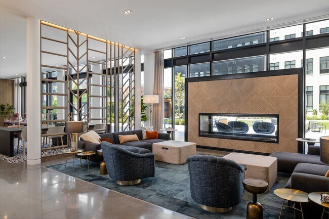 Salón con chimenea y área de servicios - Wellsmith Apartments