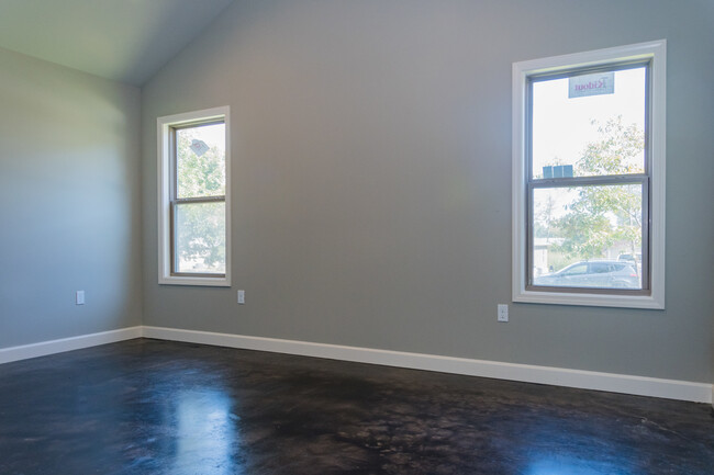 Foto del edificio - 4 Bed 2 Bath
