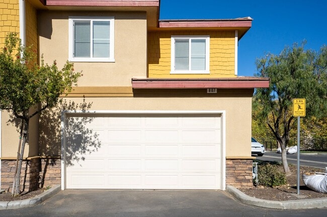 Building Photo - Welcome home to this beautifully designed ...