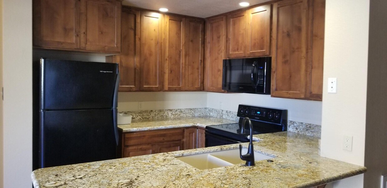 Foto principal - 1650 Smoketree Ave S