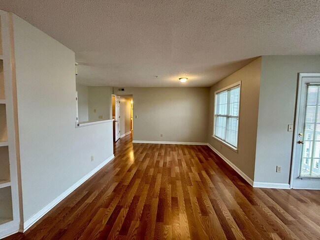 Building Photo - Second Floor 2BR/2BA Condo on Lawndale!