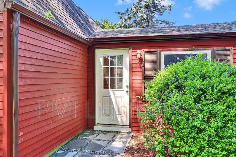 Primary Photo - 2 Spurwoods Ln