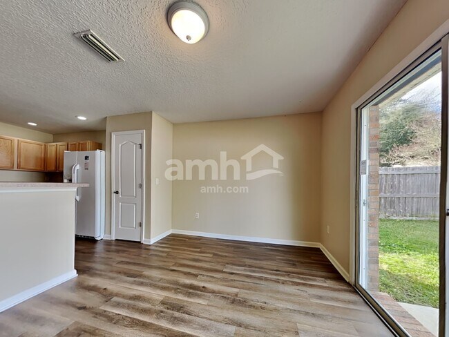 Foto del edificio - 11501 Brian Lakes Dr N