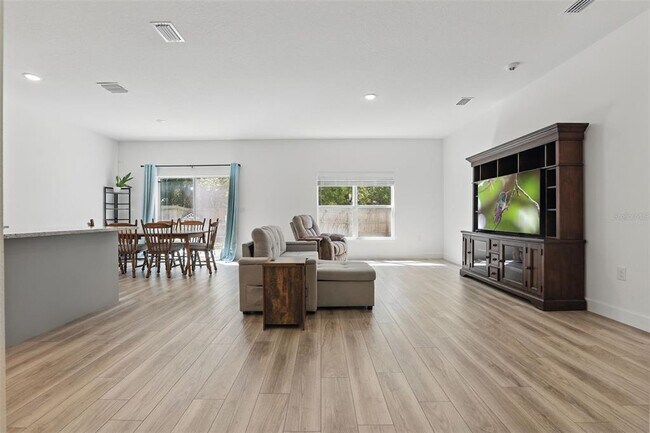 Foto del edificio - 851 W 24th Pl