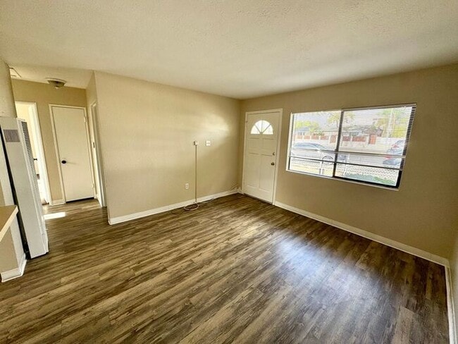 Building Photo - Charming 2-Bedroom Duplex in Bay Ho!