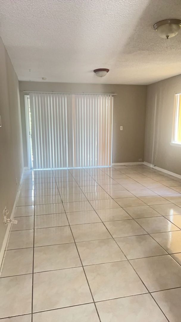 Foto del edificio - 2 Bedroom, 2 bathroom condo For Rent in Town N Country!