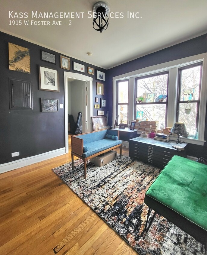 Primary Photo - Beautiful Ravenswood 1 Bed + Den with Livi...