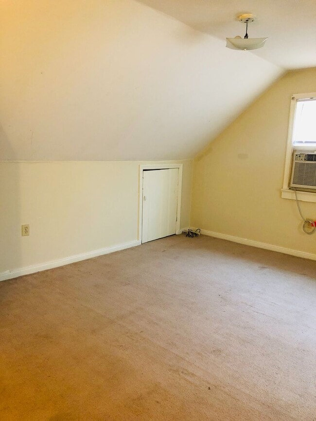 Building Photo - Adorable 3 bdrm/1 bath Home Located in Desirable West End!