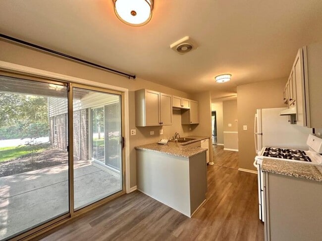 Building Photo - 2 bedroom in Winfield IL 60190
