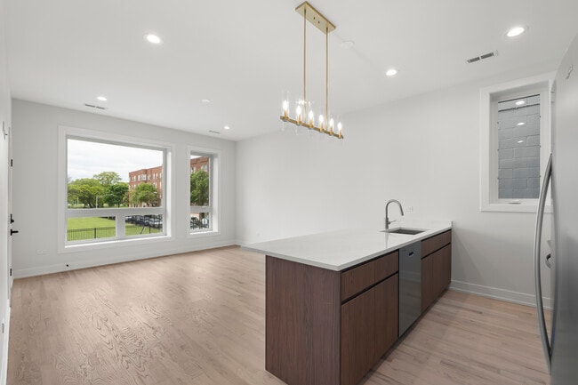 Foto del edificio - 428 E 50th Pl