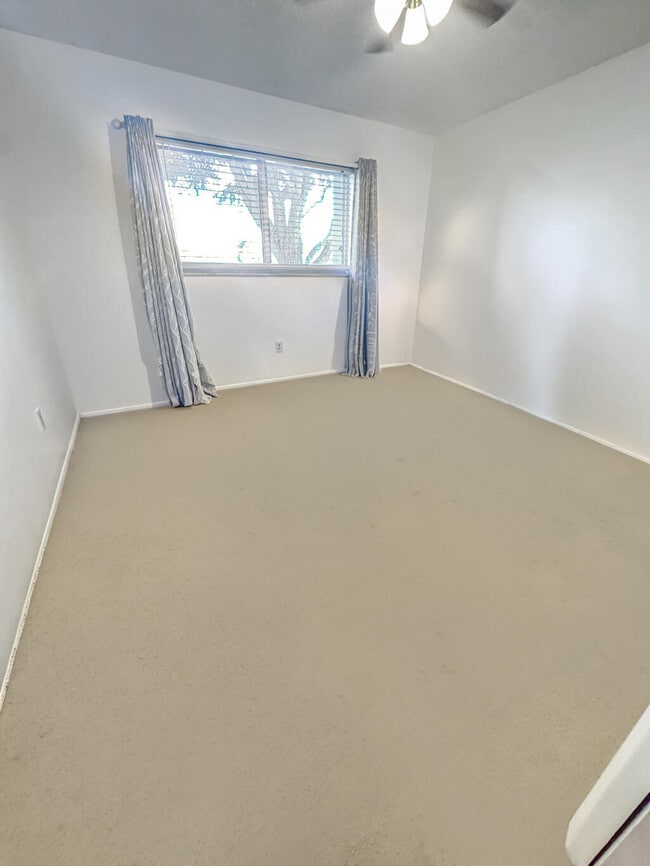 Building Photo - 2886 Fernley Dr E