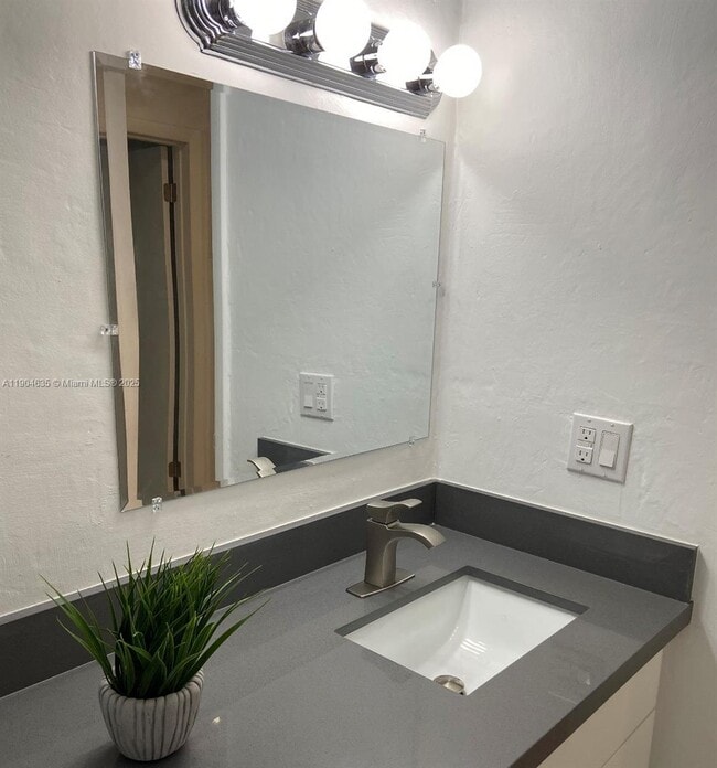 Building Photo - 1012 SW 4th Ave