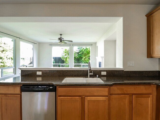 Building Photo - 5 Bedroom Single Family Home in Lincoln