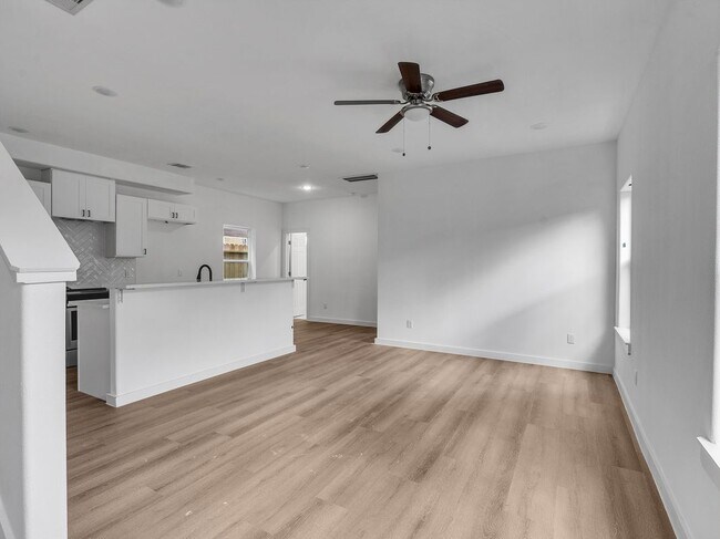 Foto del edificio - 8623 Homewood Ln
