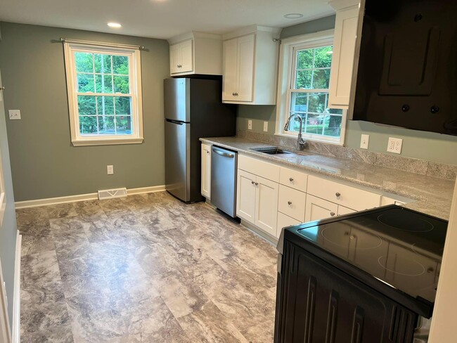 Kitchen - granite countertops - 207 Lynn St