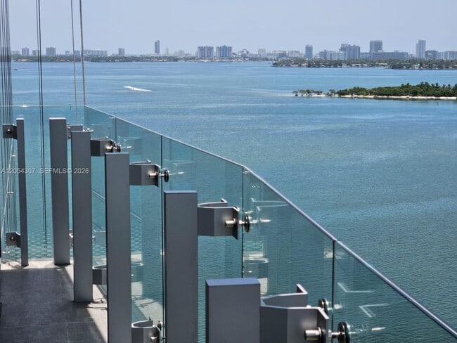 Foto del edificio - 700 NE 26th St