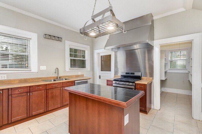 Foto del edificio - MOVE-IN READY!