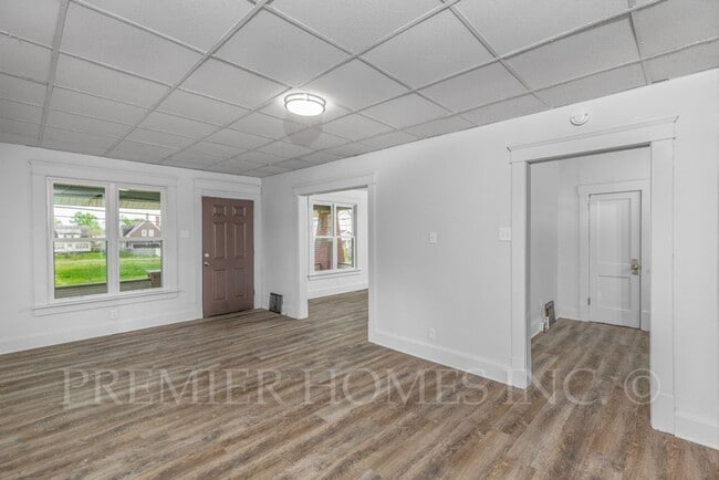 Foto del edificio - 3 Bedroom Home with Large Front Porch – $1,495/mo