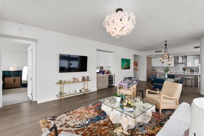 Building Photo - 301 1st St S