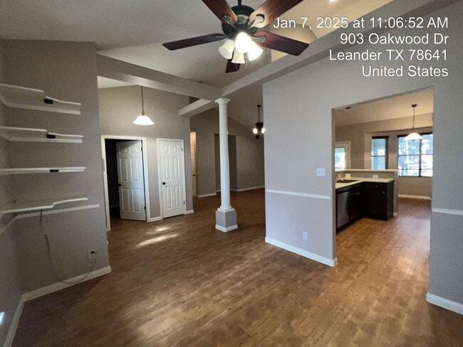 Building Photo - 903 Oakwood Dr