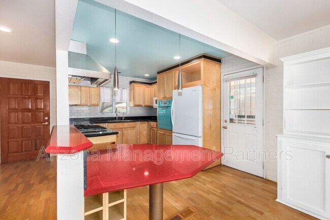 Foto del edificio - 7608 E 4th St