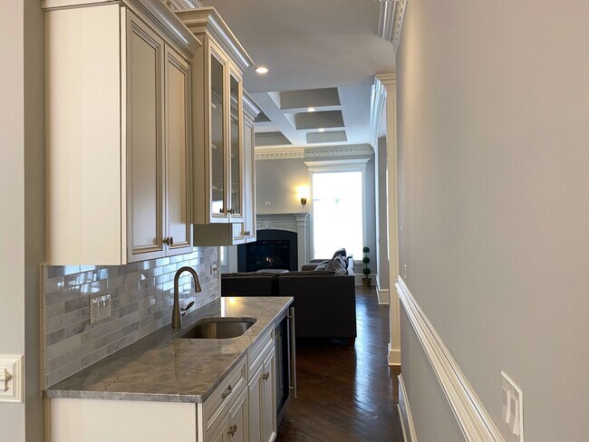 Building Photo - 3319 Club Ct