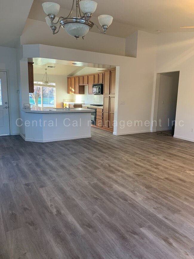 Building Photo - 4 Bedroom, 2 Bath Home in the Desired Nort...