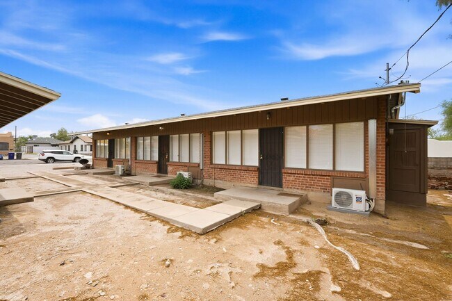 Foto del edificio - 1307-1311 E. 9th St. ( 1307A, 1307B, 1307C, 1309, 1311 )