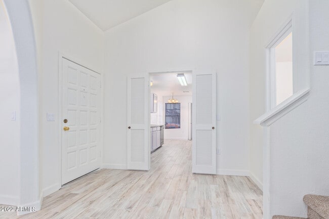 Building Photo - 509 E Rimrock Dr