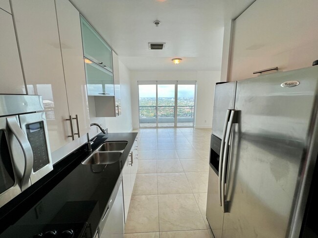 Building Photo - Spacious 1-Story Flat Unit @ Infinity In Brickell Spacious Floor Plan With A Great View.