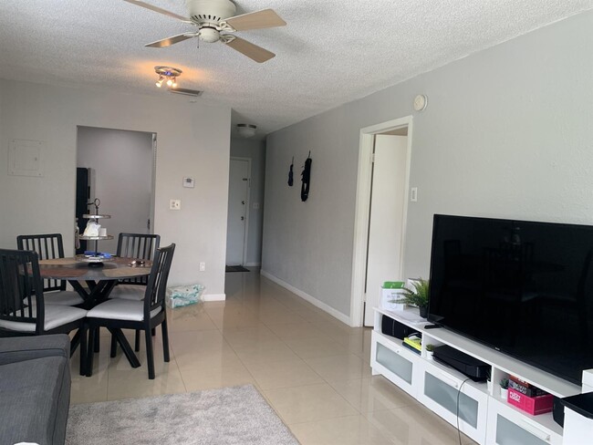 Foto del edificio - 4110 NW 88th Ave