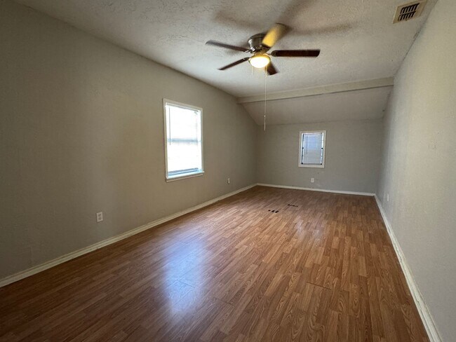 Building Photo - 1616 NW Taft- AVAILABLE NOW!