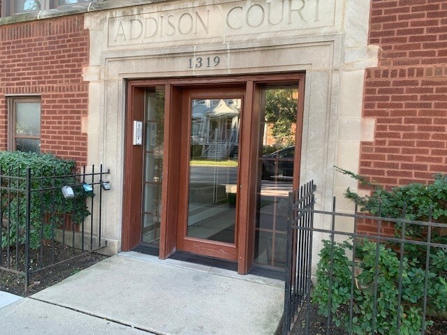 Foto principal - 1319 W Addison St