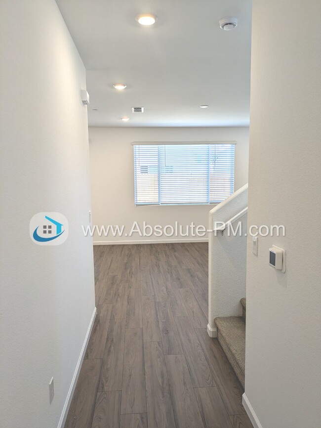 Foto del edificio - Amazing 3 Bed / 2.5 Bath Brand New Solar H...