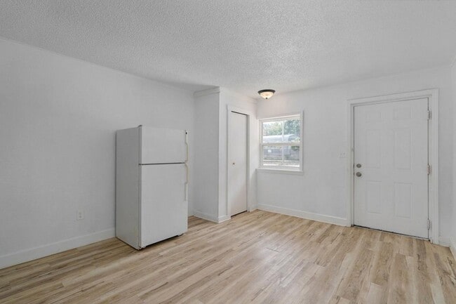 Building Photo - 21 Larue St