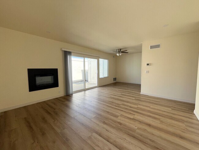 Foto del edificio - Upgraded, 2BD/2BA in Park Place: 1 Car Gar...