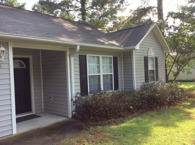 Building Photo - Charming Cul-de-Sac Home