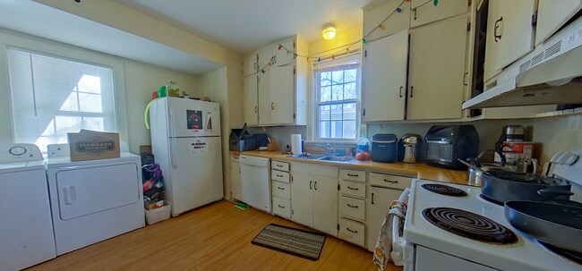 Foto del edificio - Huge House + 1 Block from KSU Campus + Was...