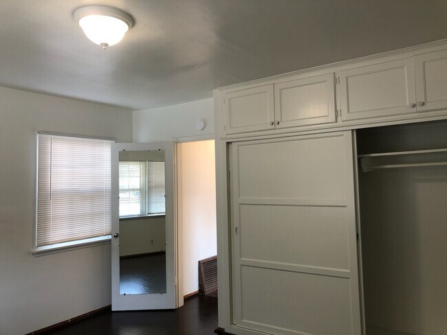 Building Photo - 1712 Huntington Dr