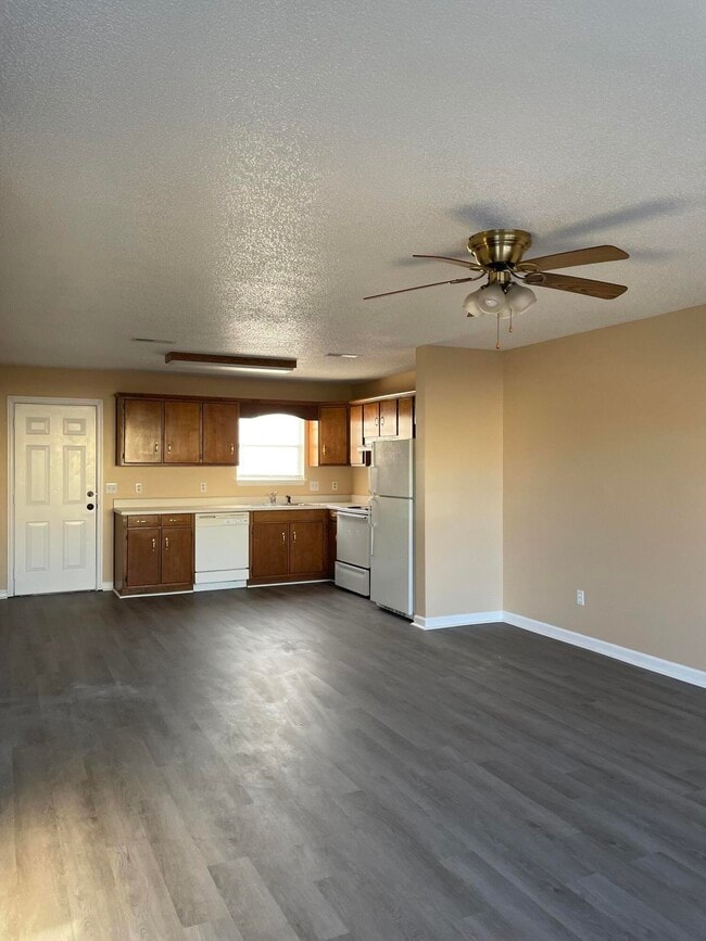 Building Photo - 1104 Village Ct