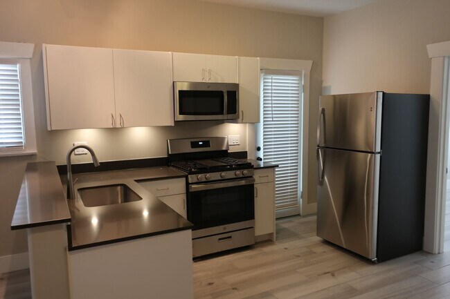 Foto del edificio - Fully Remodeled 1 Bedroom Duplex Apartment in Historical U of A Neighborhood
