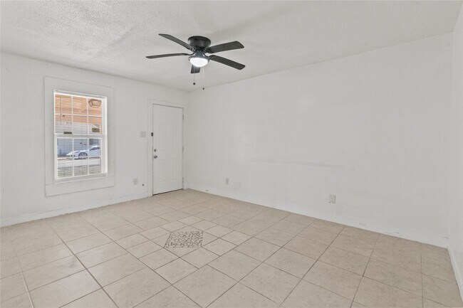 Foto del edificio - 317-319 E B St