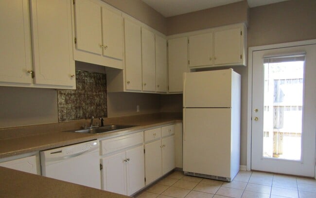 Building Photo - 115 Woodmere Dr