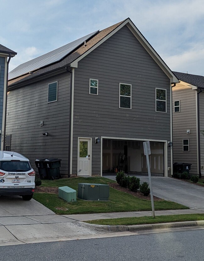 Building Photo - 1008 Cotulla Dr