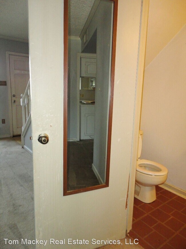 Building Photo - 2 br, 1.5 bath House - 402 LONGWOOD COURT #B