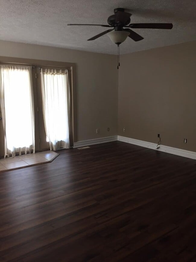 Living area - 15 Woodsdale #1