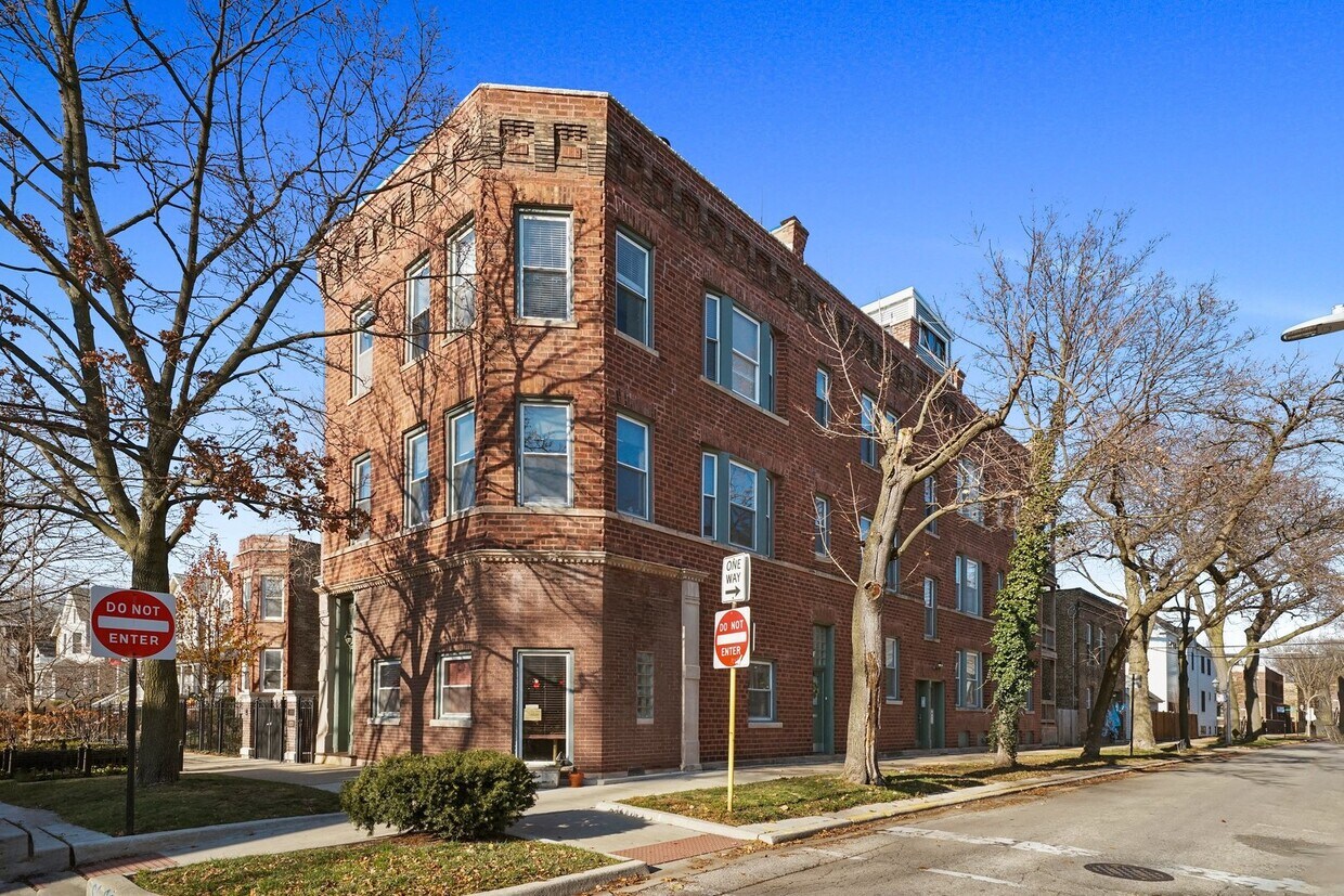 Primary Photo - 3004 N Honore St