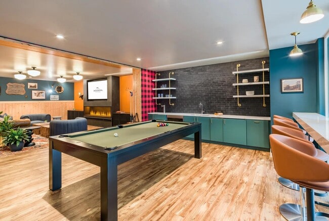 Relájese en el salón del albergue con bar, tejo, juegos de mesa y futbolín. - Modera Northgate