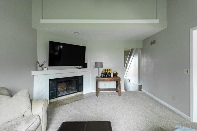 Building Photo - 67 Groton Dr